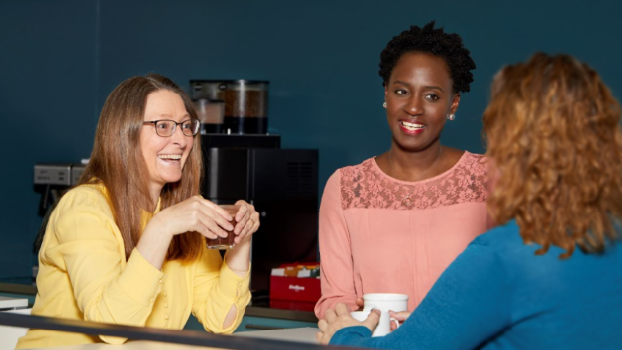 Tre medarbejdere drikker kaffe