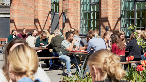 Medarbejdere spiser frokost