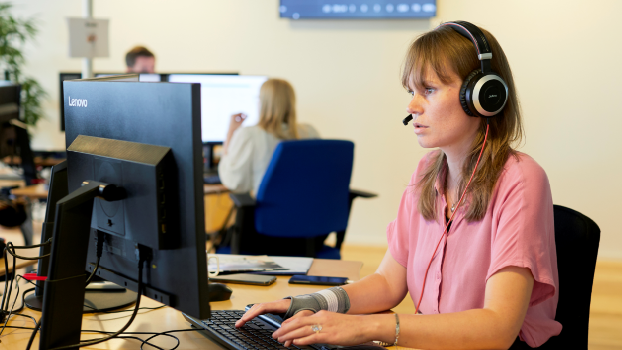 Billede af medarbejder i call-center